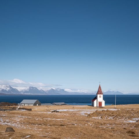 islande-red-roof-sea
